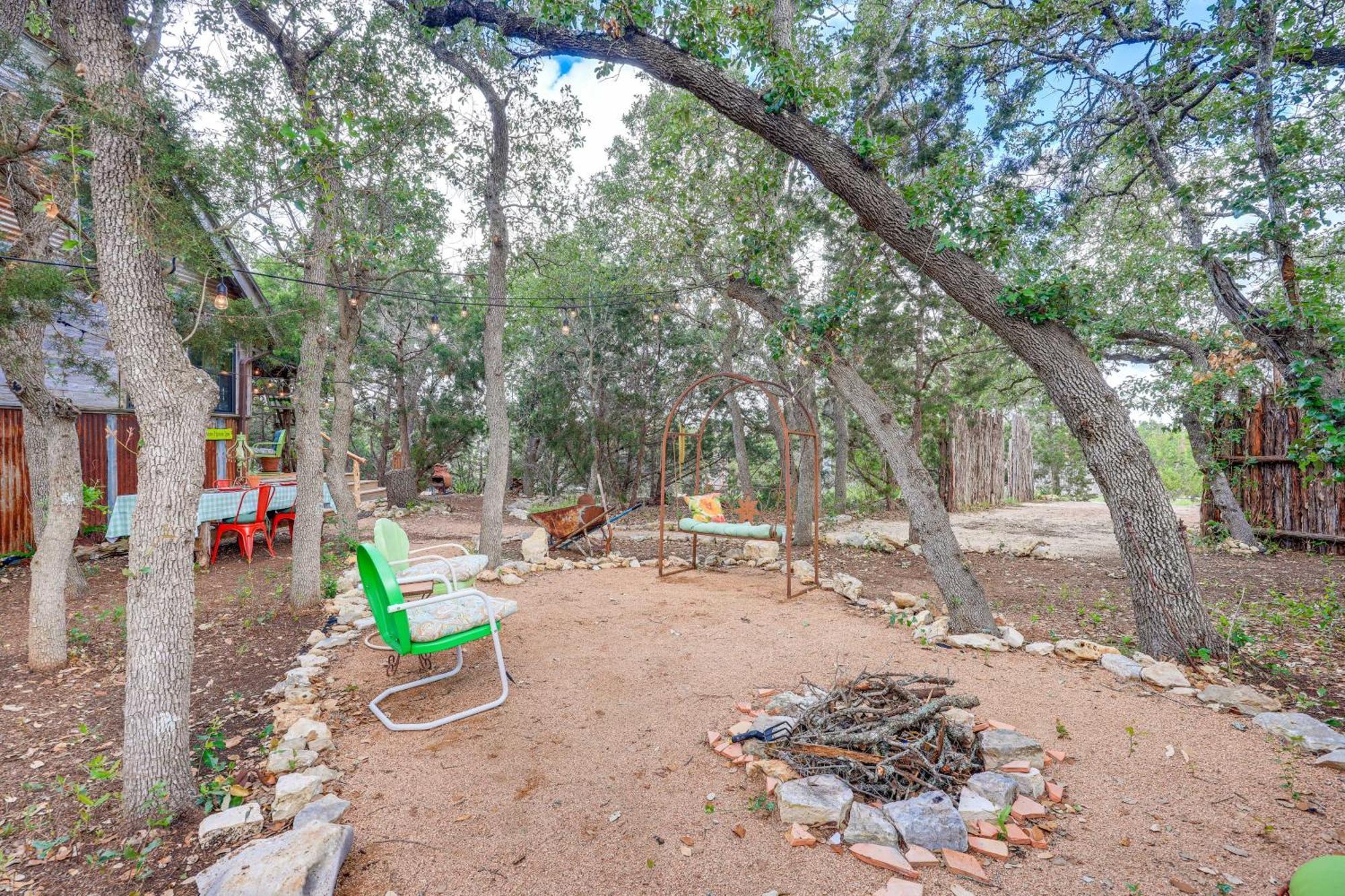 Pet-Friendly Wimberley Cabin With Fire Pit And Hot Tub Bagian luar foto