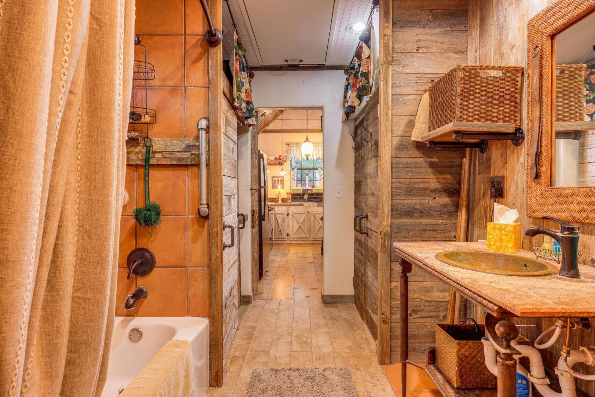 Pet-Friendly Wimberley Cabin With Fire Pit And Hot Tub Bagian luar foto