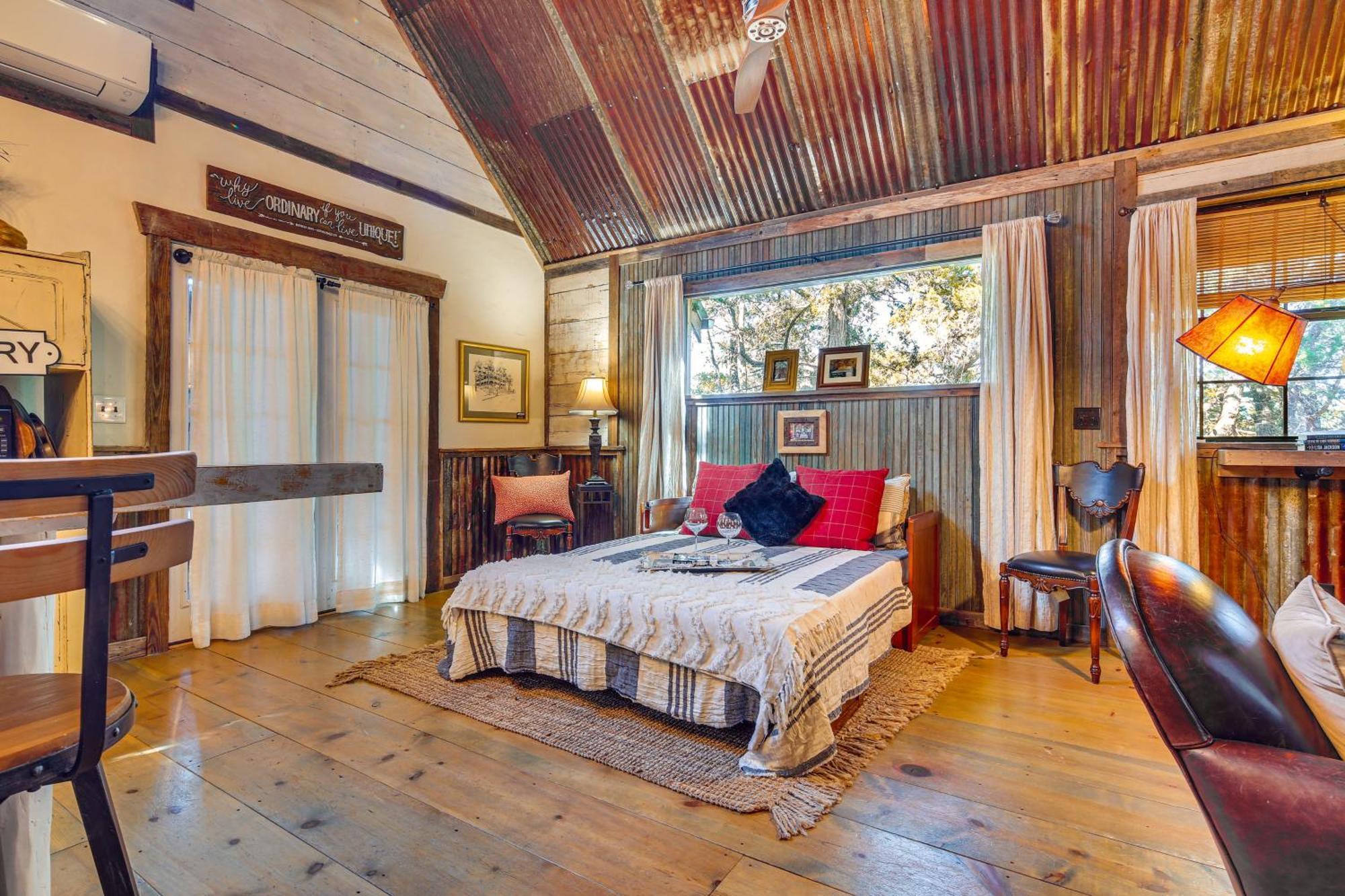 Pet-Friendly Wimberley Cabin With Fire Pit And Hot Tub Bagian luar foto
