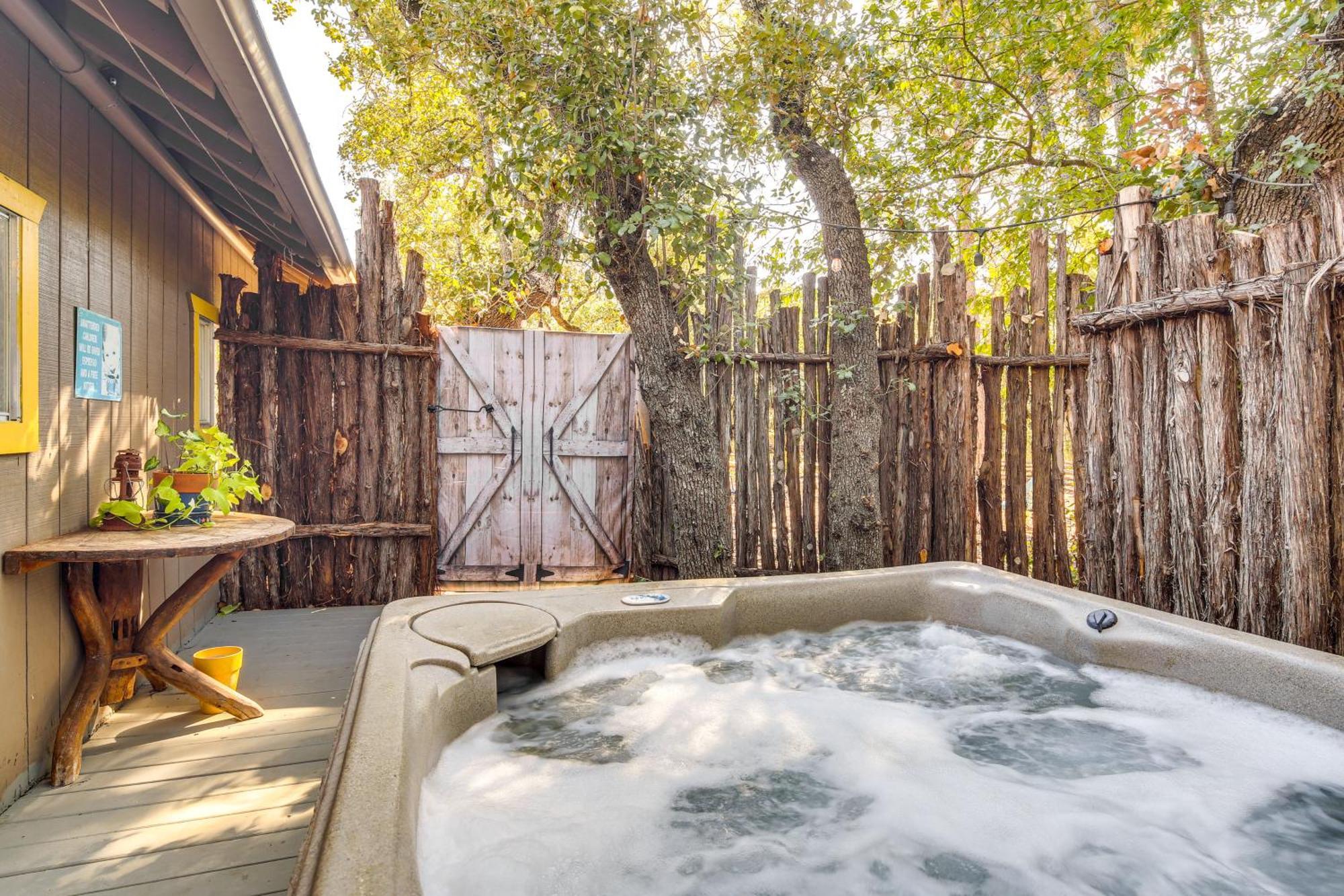 Pet-Friendly Wimberley Cabin With Fire Pit And Hot Tub Bagian luar foto
