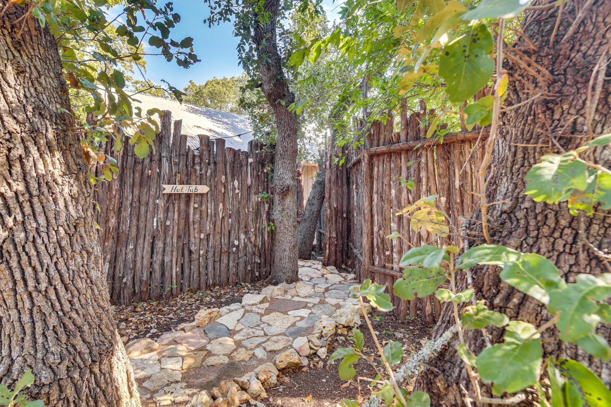 Pet-Friendly Wimberley Cabin With Fire Pit And Hot Tub Bagian luar foto