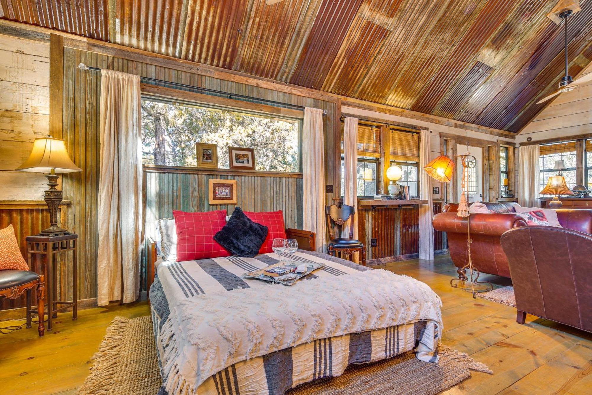 Pet-Friendly Wimberley Cabin With Fire Pit And Hot Tub Bagian luar foto